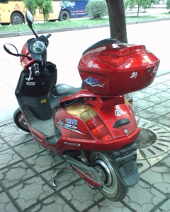 色彩艳丽，但对比度高了