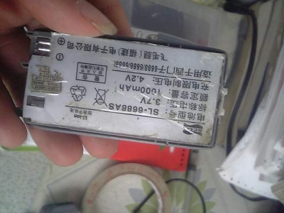 完工,请大家注意看卡扣，原扣已断上任玩家虽说对断扣有秘方，但不如我这实用．把ＡＢ胶放上去一大驼，再用刀 ...