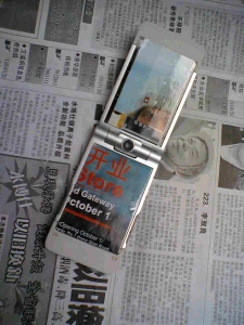 2.把塑料部分的漆用砂纸磨掉。把该贴的地方全部贴了：屏幕，键盘，钢制外壳，转轴的侧面，摄像头，充电器口 ...